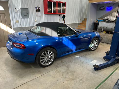 Used 2017 FIAT 124 Spider Lusso image 2