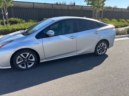 Used 2017 Toyota Prius Three Touring w/ Carpet Mat Package FWD image 6
