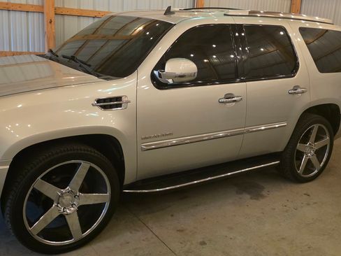 Used 2011 Cadillac Escalade Luxury image 13