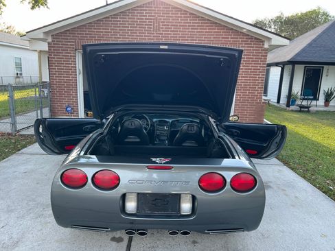 Used 2004 Chevrolet Corvette Coupe w/ Roof Package RWD image 10