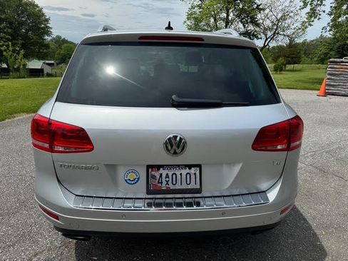 Used 2012 Volkswagen Touareg VR6 image 4