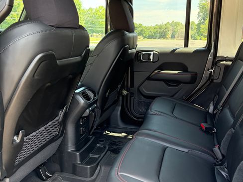 Used 2025 Jeep Wrangler Unlimited Rubicon w/ Convenience Group AWD/4WD image 13