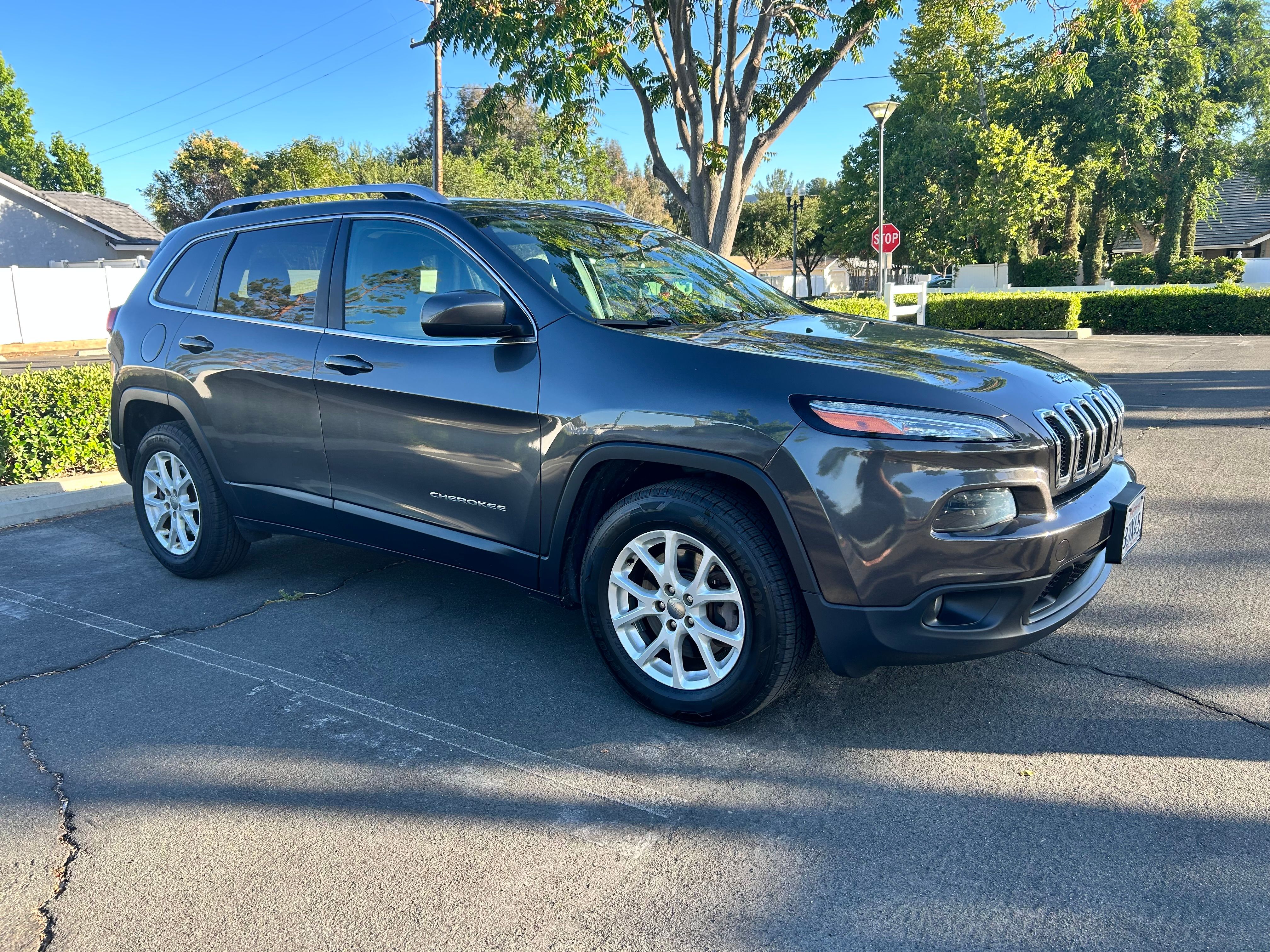 Used 2017 Jeep Cherokee Latitude w/ Cold Weather Group AWD/4WD image 4