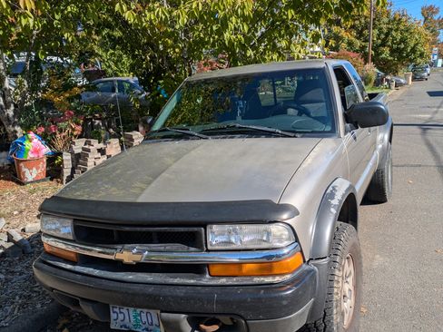 Used 2000 Chevrolet S10 Pickup 4x4 Extended Cab w/ Preferred Equipment Group image 6