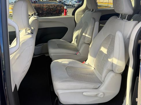 Used 2017 Chrysler Pacifica Touring Plus image 11