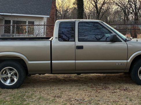 Used 2001 Chevrolet S10 Pickup LS w/ Preferred Equipment Group image 1