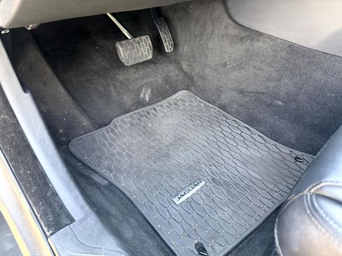 Used 2017 Jaguar XE Premium image 18