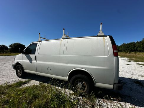 Used 2011 Chevrolet Express 2500 image 1