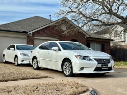 Used 2013 Lexus ES 300h w/ Luxury Pkg