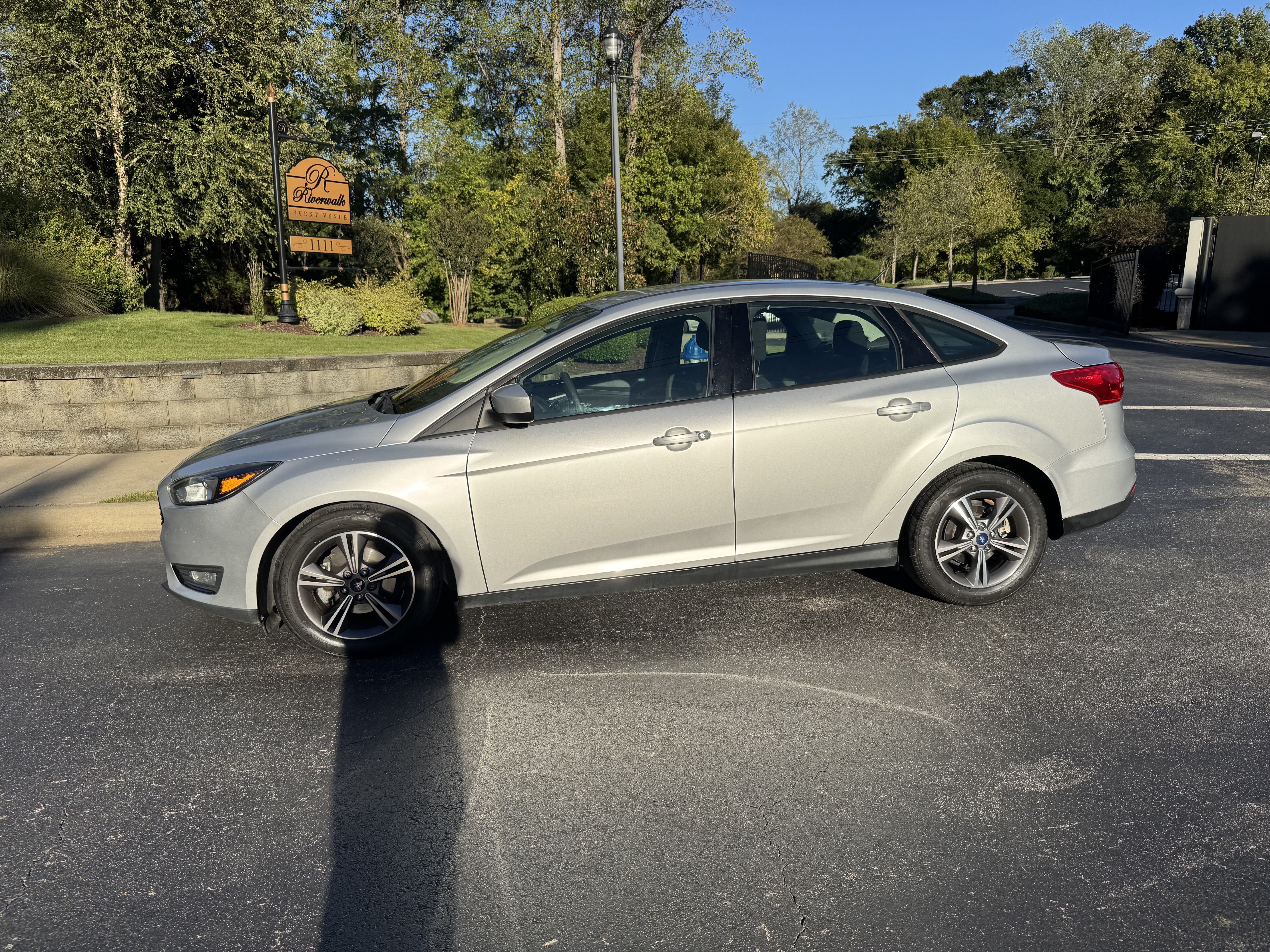 Used 2018 Ford Focus SE w/ SE Appearance Package FWD image 4