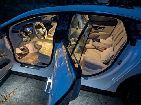 Used 2022 Mercedes-Benz EQS 580 4MATIC Sedan image 9