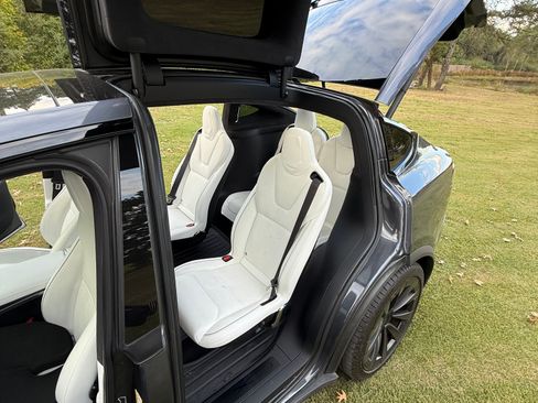 Used 2022 Tesla Model X Plaid image 10