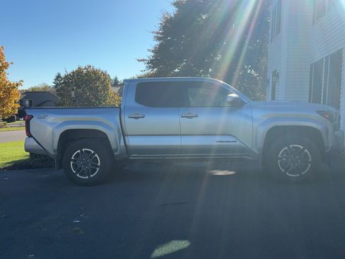 Used 2025 Toyota Tacoma TRD Sport image 10