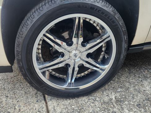 Used 2010 Cadillac Escalade Premium image 11