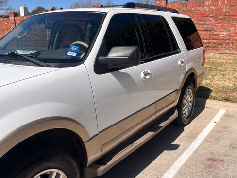 Used 2012 Ford Expedition XLT image 4