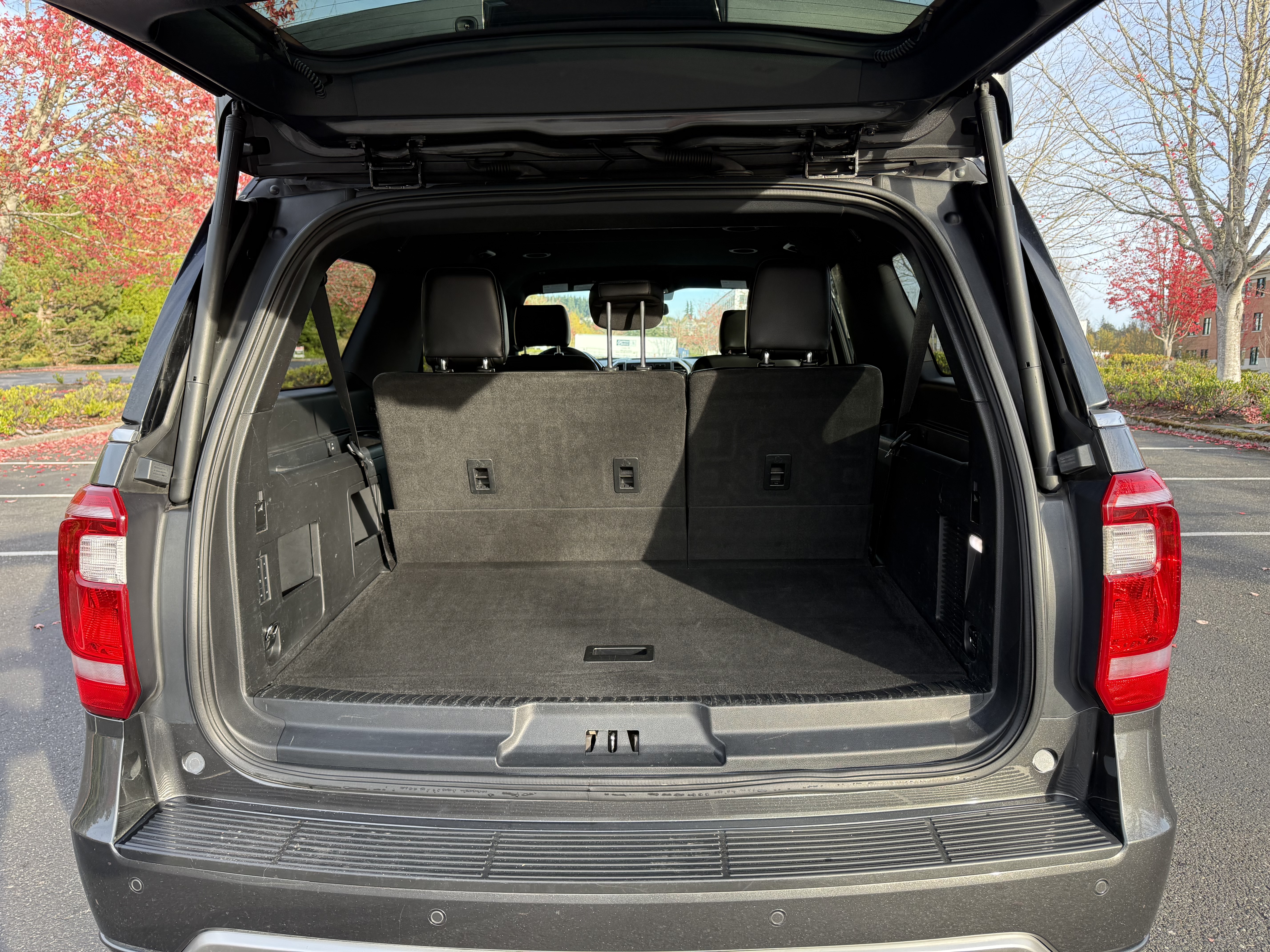 Used 2018 Ford Expedition Max XLT w/ Equipment Group 202A AWD/4WD image 9