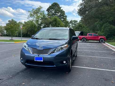 Used 2017 Toyota Sienna XLE image 1