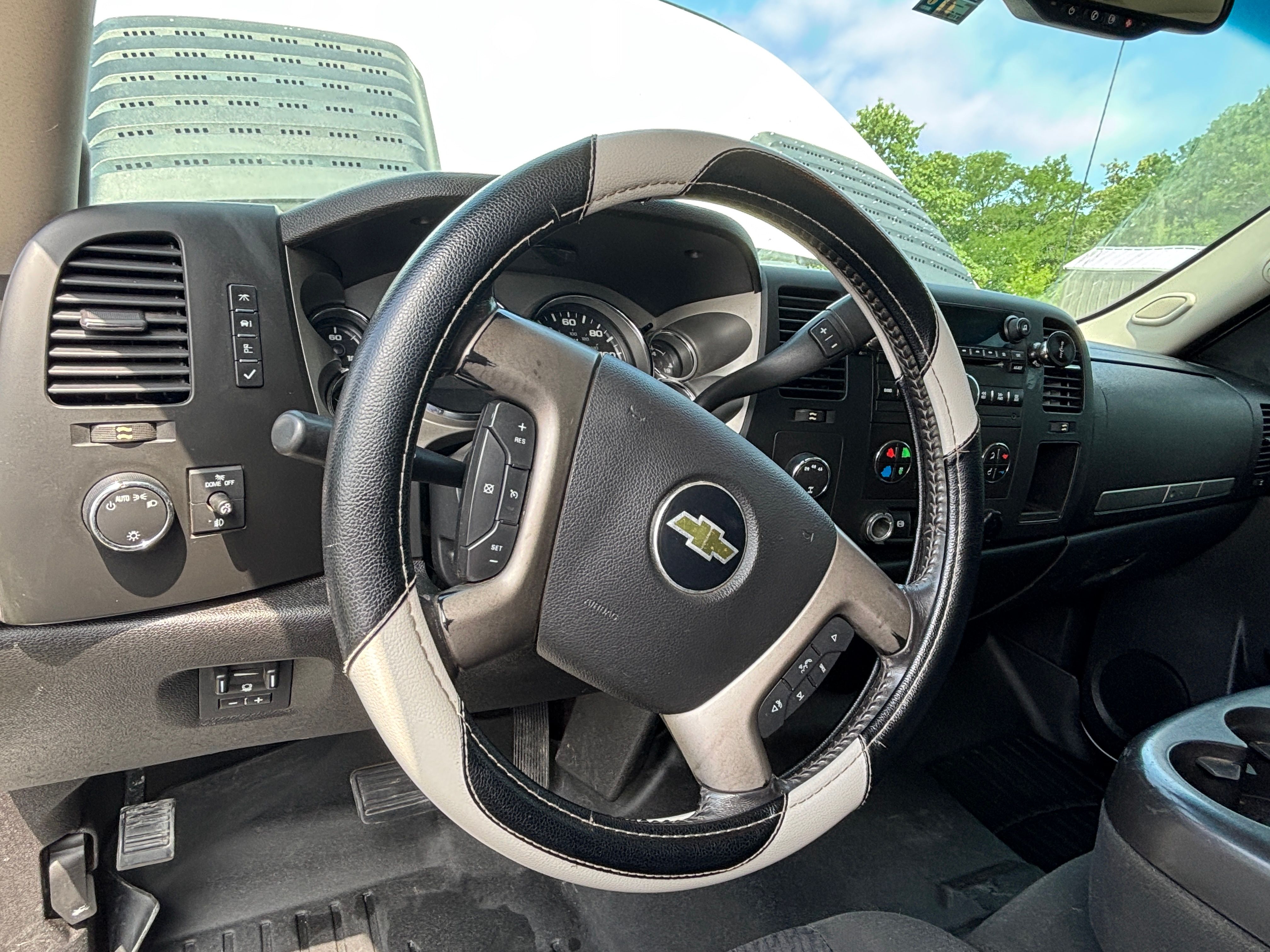 Used 2011 Chevrolet Silverado 3500 LT w/ Interior Plus Package AWD/4WD image 22
