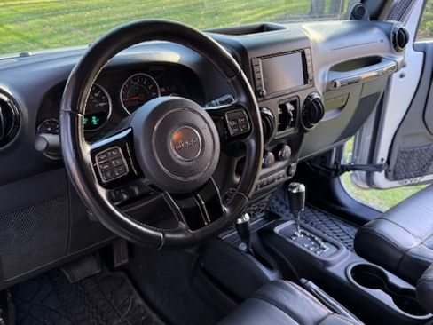 Used 2012 Jeep Wrangler Unlimited Sahara image 6