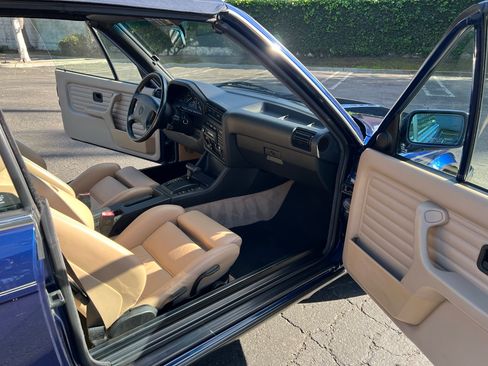 Used 1992 BMW 325i Convertible image 12