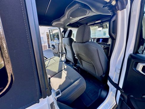 Used 2024 Jeep Wrangler Unlimited Sport image 12