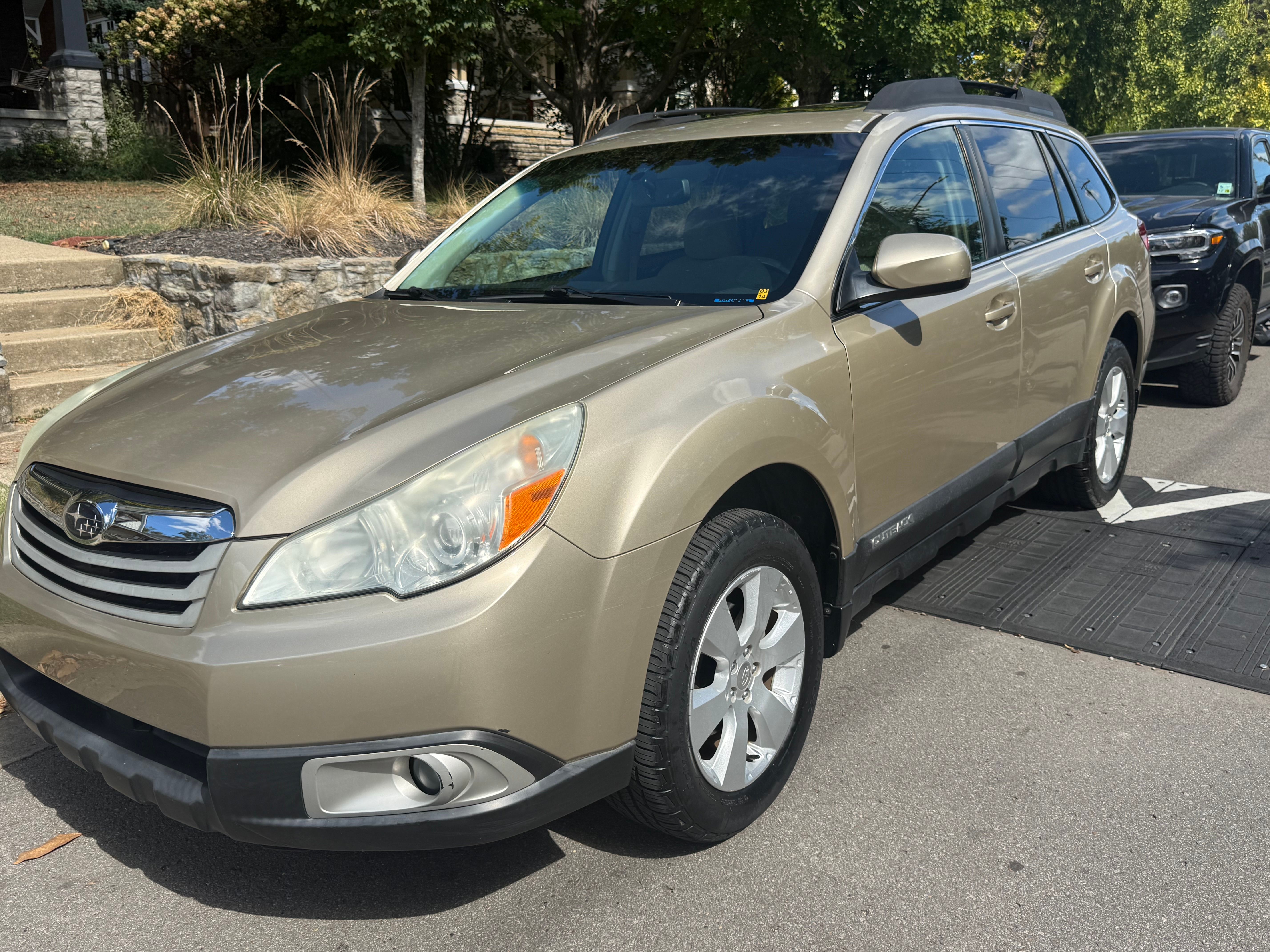 Used 2010 Subaru Outback 2.5i Premium AWD/4WD image 2