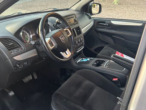Used 2016 Dodge Grand Caravan SXT w/ UConnect Hands-Free Group image 5
