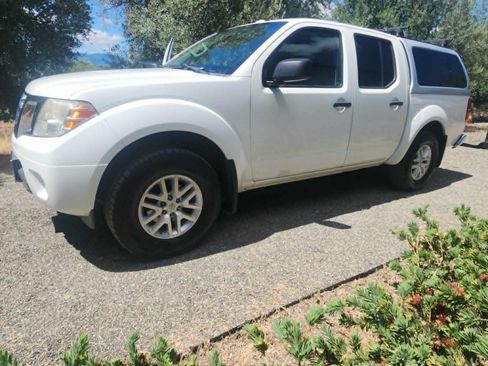 Used 2017 Nissan Frontier SV w/ SV Value Truck Package AWD/4WD image 2