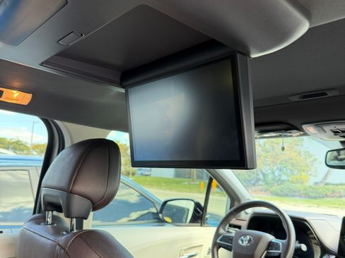Used 2022 Toyota Sienna Platinum image 11