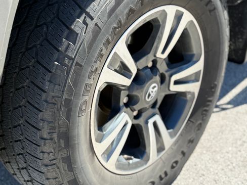 Used 2018 Toyota Tacoma TRD Sport w/ Technology Package image 23