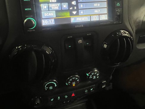 Used 2017 Jeep Wrangler Sahara AWD/4WD image 10