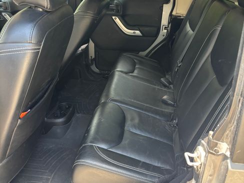 Used 2015 Jeep Wrangler Unlimited Sahara w/ Connectivity Group AWD/4WD image 16