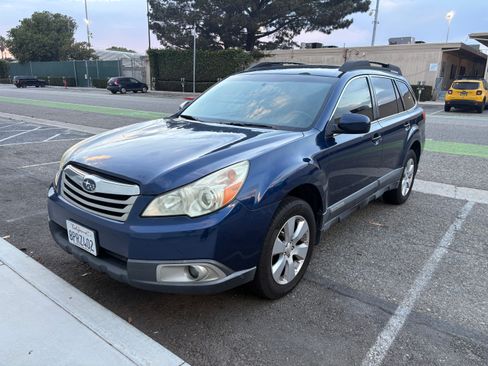 Used 2011 Subaru Outback 2.5i Premium w/ All-Weather Pkg AWD/4WD image 2