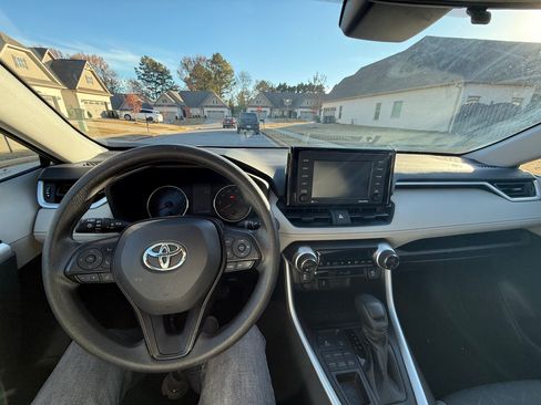 Used 2021 Toyota RAV4 XLE image 12