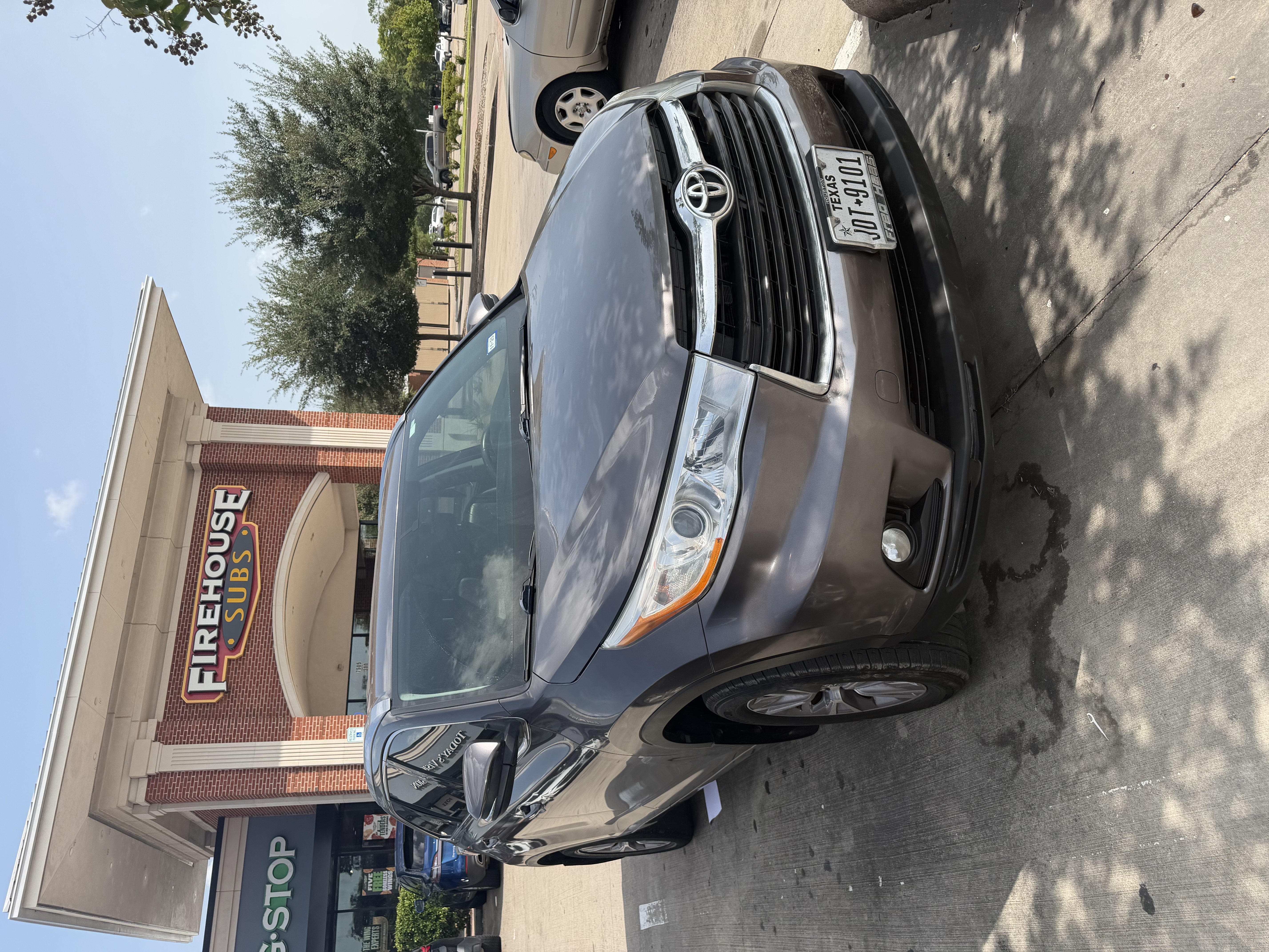 Used 2014 Toyota Highlander XLE FWD image 1