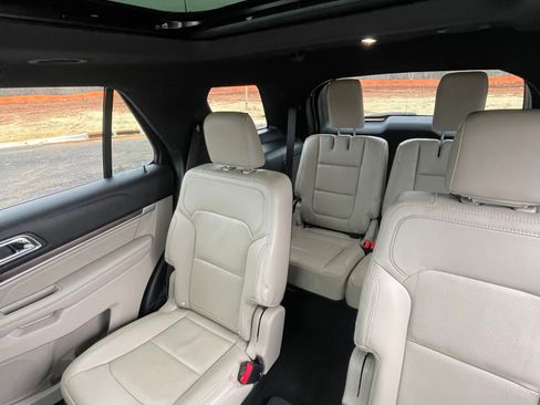 Used 2019 Ford Explorer Limited w/ Ford Safe & Smart Package image 6