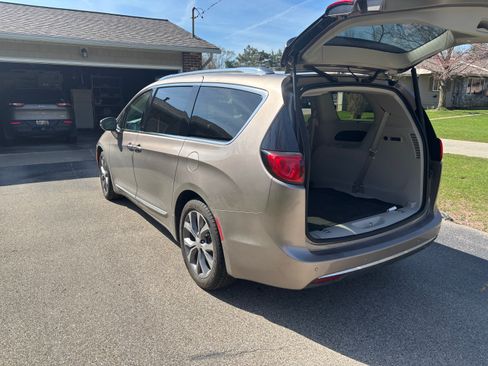 Used 2018 Chrysler Pacifica Limited image 6
