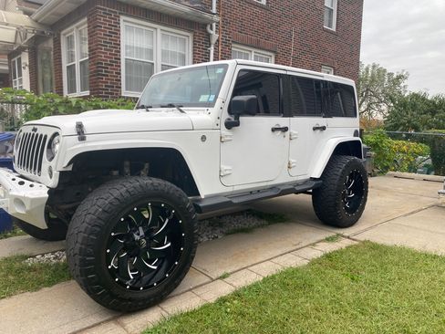 Used 2017 Jeep Wrangler Unlimited Sahara image 2