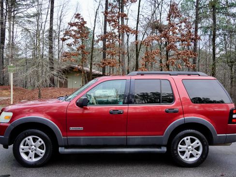 Used 2006 Ford Explorer XLT image 2
