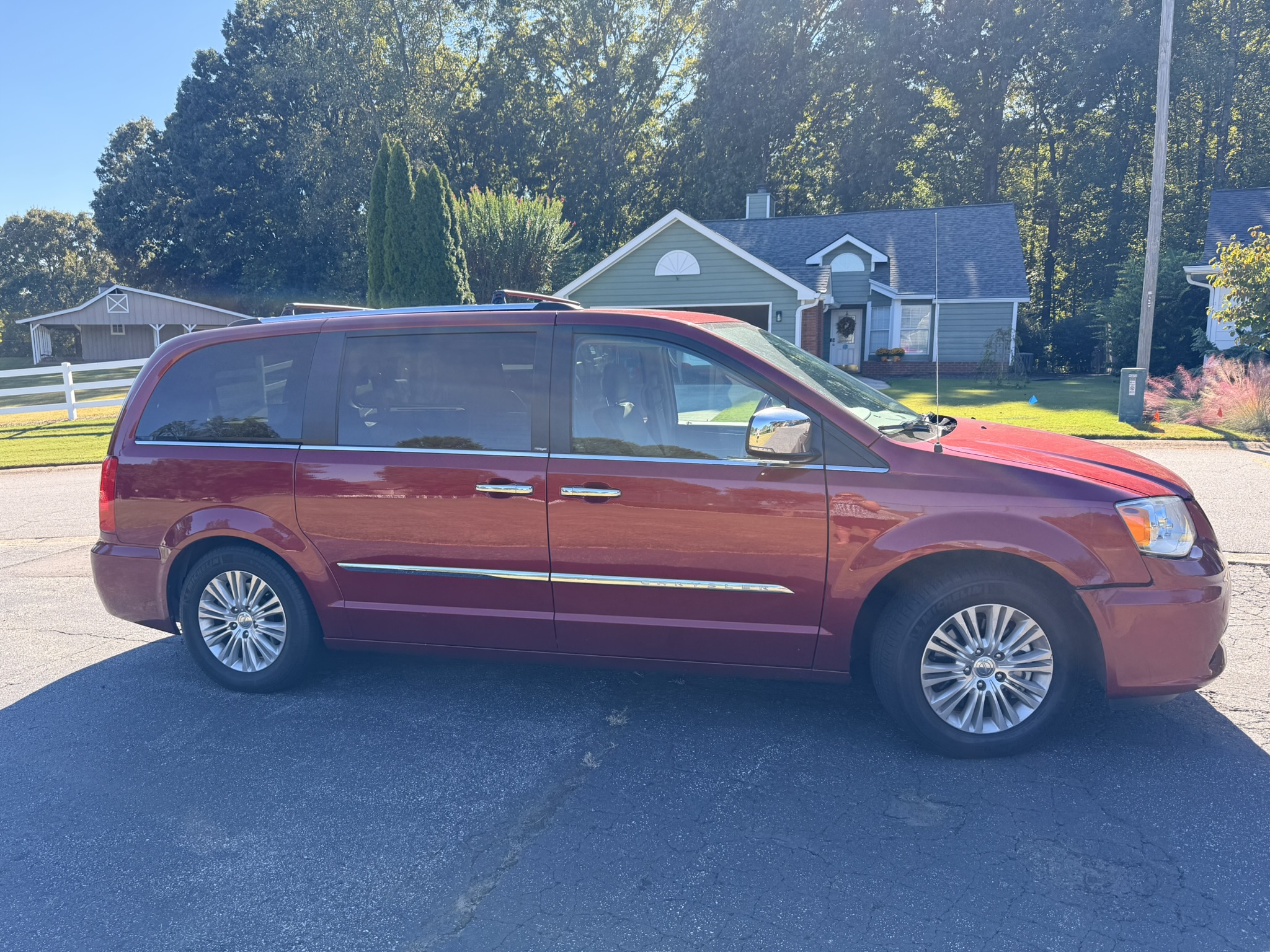 Used 2012 Chrysler Town & Country Limited w/ Luxury Group FWD image 8