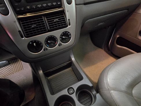 Used 2005 Ford Explorer Sport XLT image 12
