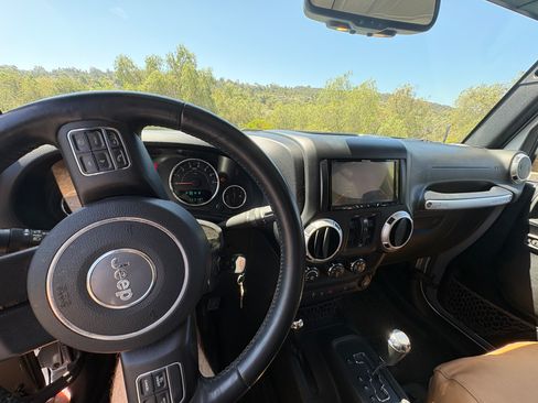Used 2015 Jeep Wrangler Unlimited Rubicon w/ Connectivity Group AWD/4WD image 10