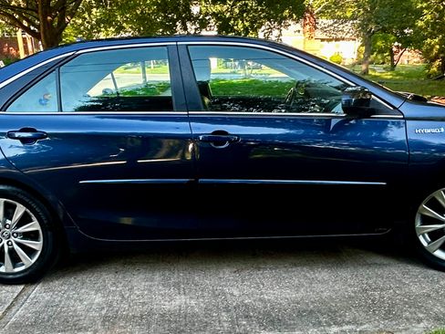 Used 2017 Toyota Camry XLE w/ Moonroof Package FWD image 2