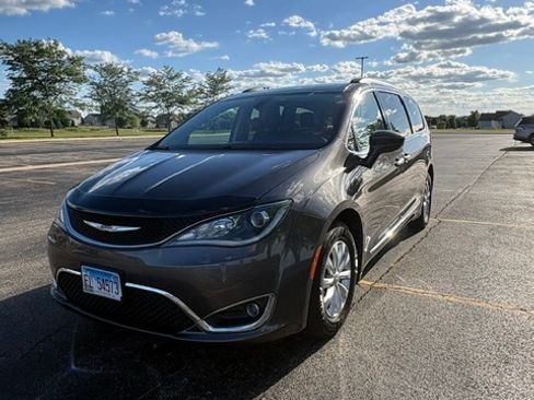 Used 2017 Chrysler Pacifica Touring-L FWD image 1