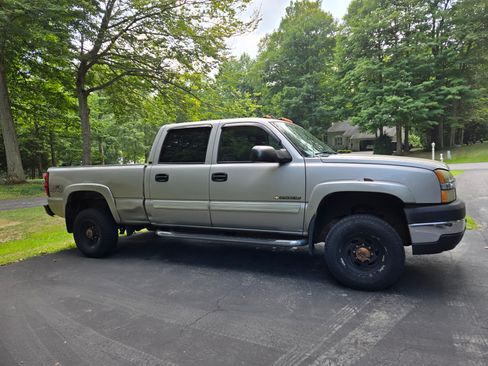 Used 2004 Chevrolet Silverado 2500 LS w/ Snow Plow Prep Package image 13