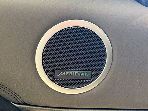 Used 2020 Land Rover Discovery HSE image 14