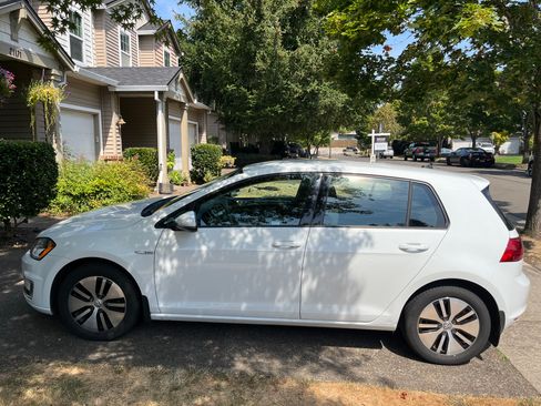 Used 2016 Volkswagen e-Golf SE w/ DC Fast Charging Package FWD image 6