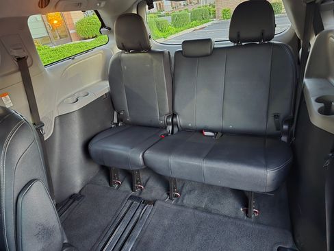 Used 2017 Toyota Sienna SE image 12