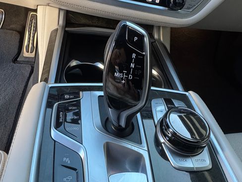 Used 2022 BMW 750Li xDrive AWD/4WD image 10