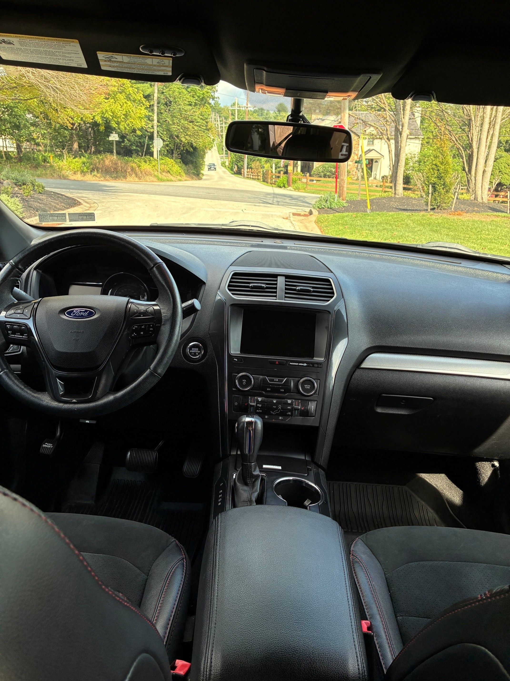 Used 2019 Ford Explorer XLT w/ Equipment Group 202A AWD/4WD image 11